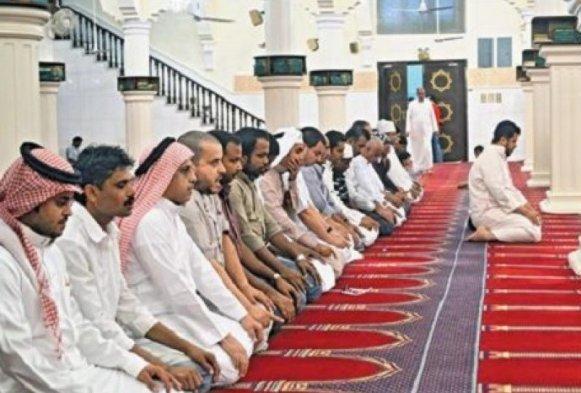 Makmum Meninggalkan Tempat Shalat Sebelum Imam Bangkit